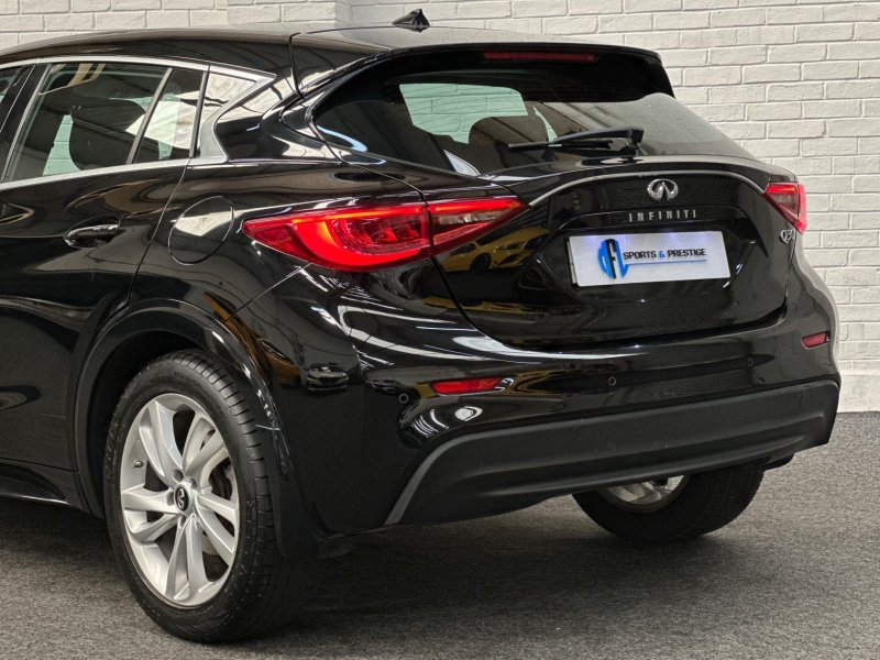 INFINITI Q30