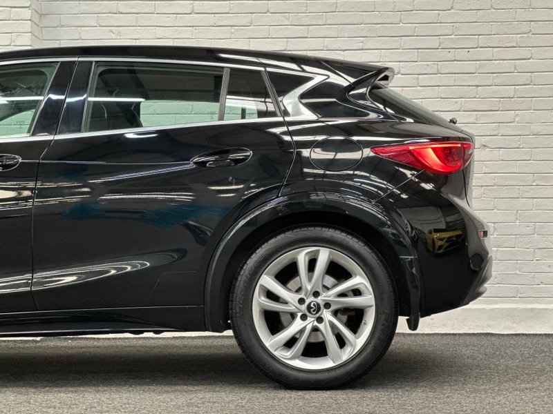 INFINITI Q30