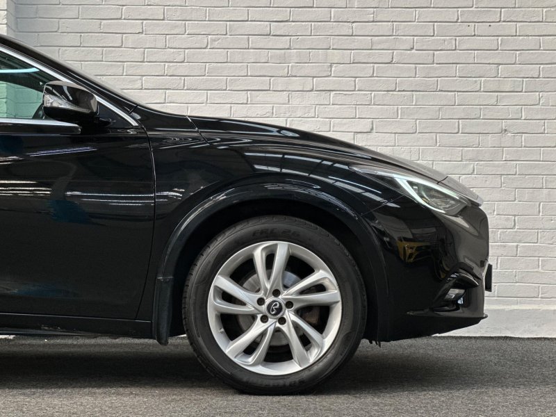 INFINITI Q30