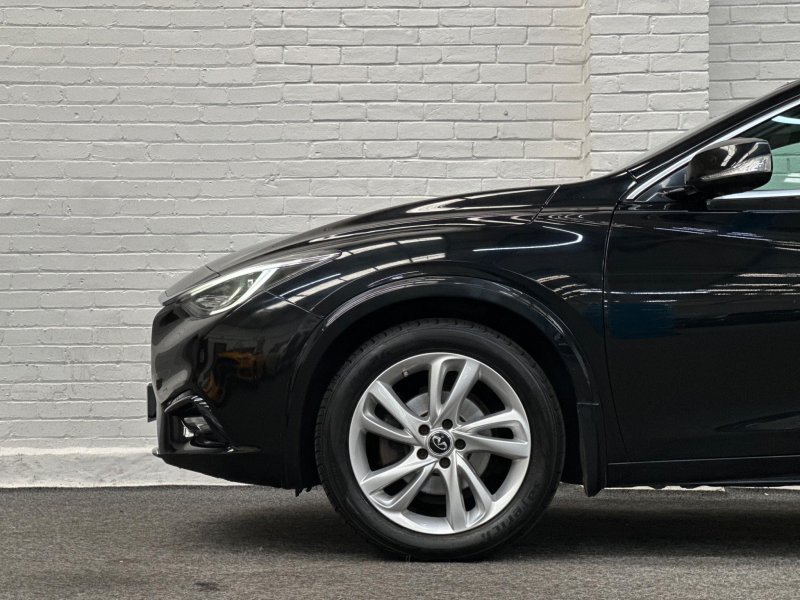 INFINITI Q30