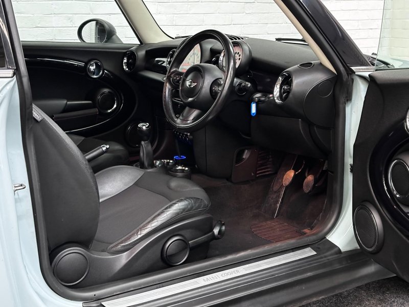 MINI HATCH